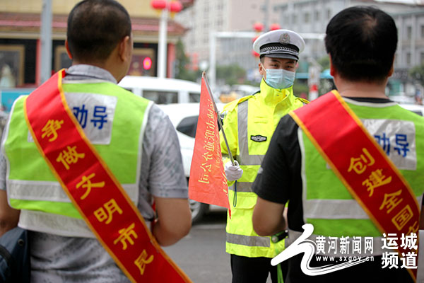 盐湖交警联合市直交通志愿者共创文明城市