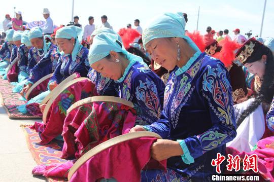 新疆特克斯天山文化旅游季开幕千名绣娘同献绣艺