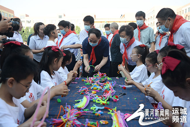 市关工委主任张建合,盐湖区委副书记张悦,市教育局四级