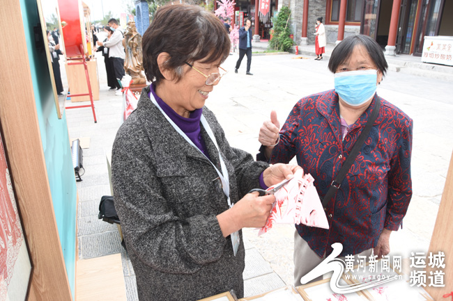 山西省旅发大会上的“河东巧姐”——剪纸传盛情