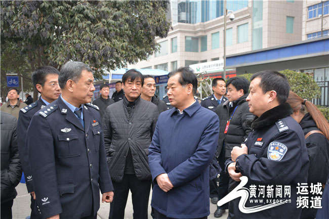 市委常委,政法委书记邓雁平查看110主题宣传活动现场